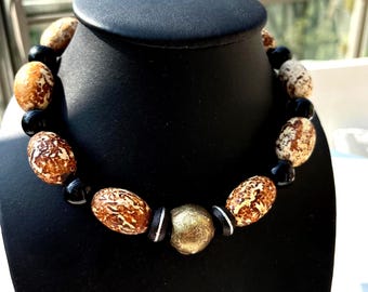 Halsband, elegant och sportigt, sandbrunt. Exklusiv jaspis, oliv, onyx, mässingspärla (nigeriansk), trä- och metallpärlor (malisk), etnisk. Iögonfallande smycke.