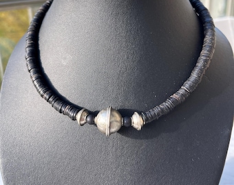 Halsband. Afrika. Surfarhalsband, kokospärlor (heishi), traditionella silverpärlor från Marocko. Etnisk, tribal.