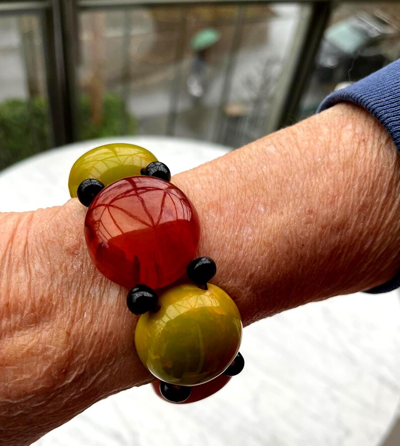 Bracelet. faux amber / resedagrün. hochwertiger Kunststoff: Galalith. kein Bakelit. 40er Jahre. Selten. Vintage but unworn. Einzelstück image 4