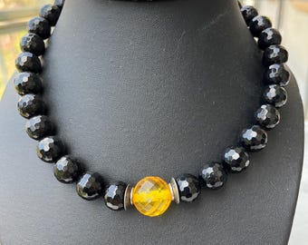 Halsband. Elegant fasetterad onyx, gul fasetterad citrinkvarts. Unikt smycke. Säkert hakspänne. Iögonfallande. Unikt i sitt slag.