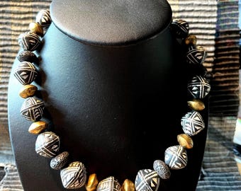 Svart halsband, etnisk stil, exklusivt. Afrika, spindelvirvlar från Mali, lera, mässing, lava, chunky, boho.