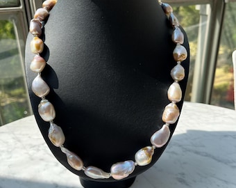 Halsband. Barockpärlor, XL-sötvattenspärlor, Keshi-pärlor, underbar lyster, vita med guld och malvafärgade reflexer. Iögonfallande smycke, blickfång.