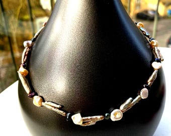 Pärlhalsband. Barockpärlor, delikata, eleganta och exklusiva. Keshipärlor, vita, silver- och guldskimrande. Unika.