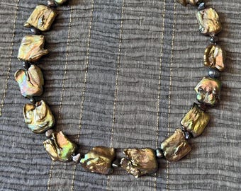 Barockpärlhalsband, Keshi-pärlor 17-20 mm, unik, guldbronsfärg. Mycket vacker lyster, unikt, iögonfallande, mycket sällsynt. Magnet.