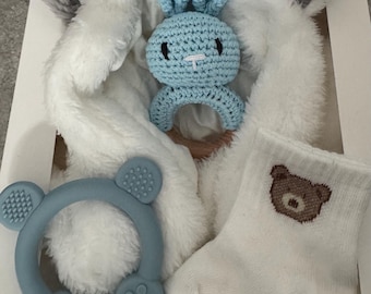 Set de regalo para baby shower: incluye traje para cochecito, sonajero y calcetines.