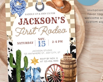 Puede incluir: Una invitación imprimible para una primera fiesta de rodeo. La invitación presenta un sombrero de vaquero, botas, un cactus, una rueda de carro y un barril. El texto de la invitación dice "Saddle Up & Join Us For Jackson's First Rodeo".
