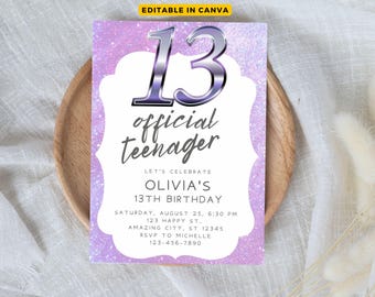 Può includere: Un invito di compleanno con uno sfondo glitterato viola e una cornice decorativa bianca. Il numero "13" è ben visibile in argento, sopra le parole "official teenager". L'invito include i dettagli per il 13° compleanno di Olivia.