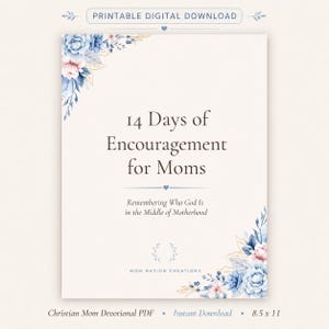 Pode incluir: Um download digital imprimível intitulado "14 Days of Encouragement for Moms". O design apresenta detalhes florais em azul, rosa e dourado. O texto inclui "Remembering Who God Is in the Middle of Motherhood."