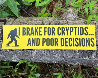 Adesivo per paraurti "Freno per criptidi e decisioni sbagliate", adesivo divertente per auto con Bigfoot, adesivo da campeggio, regalo Sasquatch, adesivo per paraurti avventura