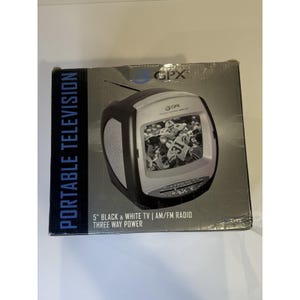 Könnte beinhalten: Eine GPX tragbare Fernsehverpackung mit einem 5-Zoll Schwarz-Weiß-Fernseher und AM/FM-Radio. Die Verpackung zeigt den Text Portable Television und Three Way Power sowie ein Bild des Geräts, das ein Footballspiel auf dem Bildschirm zeigt.