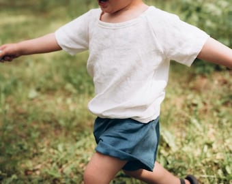 Camisa raglán de lino hecha a mano: ropa infantil que favorece la sensibilidad sensorial.