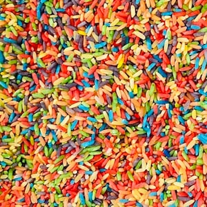 Riso arcobaleno, riso colorato, riempitivo per contenitori sensoriali, gioco sensoriale