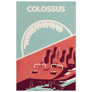 Może przedstawiać: Plakat w stylu vintage z napisem "COLOSSUS" w pogrubionych białych literach na jasnoniebieskim tle. Na pierwszym planie czerwony i biały pociąg kolejki górskiej, na tle stylizowanego białego zarysu toru kolejki górskiej.