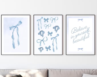 Trendy blauwe strikken muurkunst set van 3 | Studentenkamerdecoratie | Appartementdecoratie | Preppy blauwe strikprint | Leuke kokette kamerdecoratie | Blauwe print