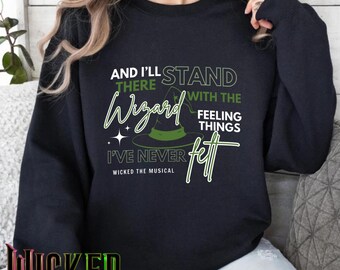ウィキッド ミュージカル クルーネック スウェットシャツ | ミュージカル シアター スウェットシャツ | ブロードウェイ グッズ | デファイング グラビティ スウェットシャツ | ウィキッド スウェットシャツ