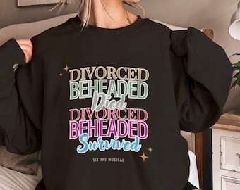 Six the Musical, uniseks Heavy Blend™-sweater met ronde hals | Sweatshirt muziektheater | Broadway-merchandise | Six Musical-sweater met ronde hals