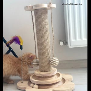 Langlebiger Katzenkratzbaum mit Teaserstab & Saugnäpfen – Lustiges und interaktives Katzenspielzeug
