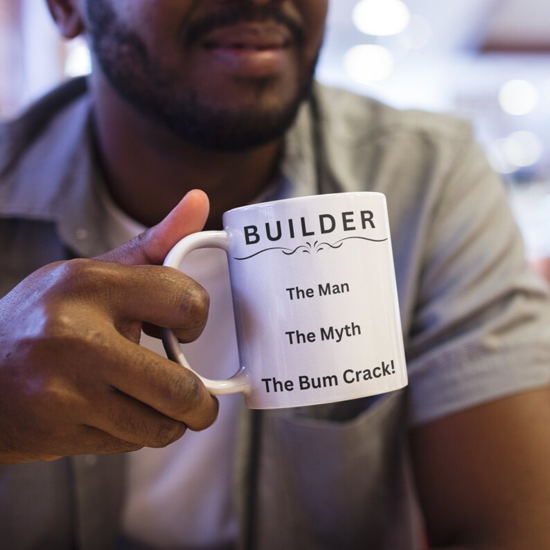 Puede incluir: Taza de cer&aacute;mica blanca con texto negro que dice "BUILDER The Man The Myth The Bum Crack!"