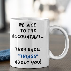 Cadeau drôle de comptable, tasse de comptable, cadeau pour comptable « Soyez gentil avec le comptable… Ils savent des choses sur vous ! Tasse comptable.