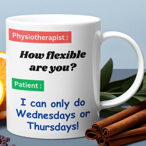 Fysiotherapiemok, een ideaal cadeau voor fysiotherapeuten. cadeaus voor fysiotherapie. "Hoe flexibel ben je? Ik kan alleen op woensdag en donderdag"