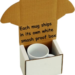 Puede incluir: Una taza de cer&aacute;mica blanca est&aacute; dentro de una caja de cart&oacute;n blanca. La caja tiene una tapa de cart&oacute;n marr&oacute;n con el texto "Each mug ships in its own white smash proof box".