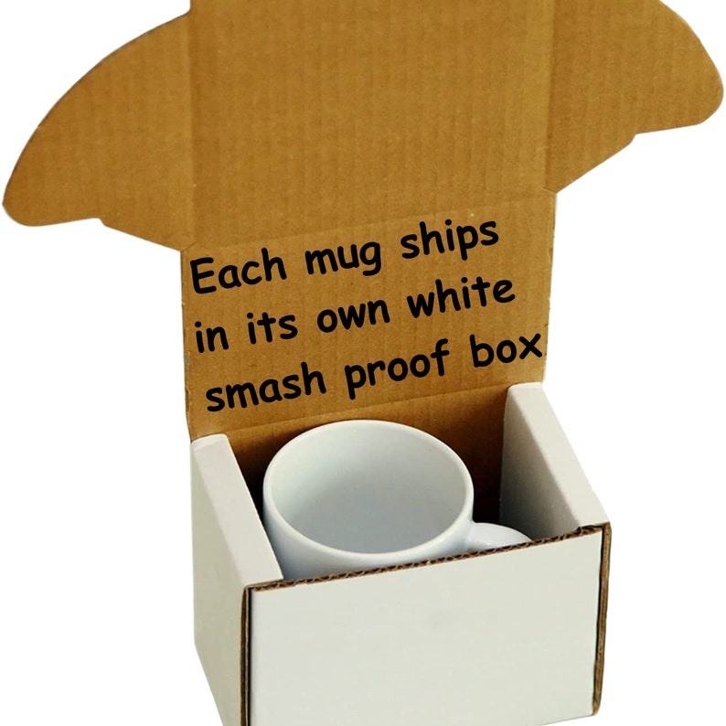 Puede incluir: Una taza de cer&aacute;mica blanca est&aacute; dentro de una caja de cart&oacute;n blanca. La caja tiene una tapa de cart&oacute;n marr&oacute;n con el texto "Each mug ships in its own white smash proof box".