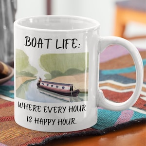Een varenkoffiemok voor een bootliefhebber. Cadeau voor booteigenaar "Het leven in een boot waar elk uur happy hour is" Ideaal voor liefhebbers van rondvaartboten.