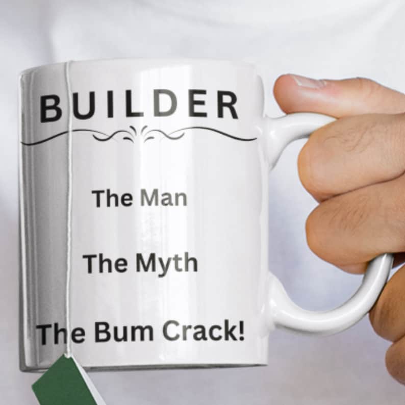 Puede incluir: Taza de cer&aacute;mica blanca con texto negro que dice "BUILDER The Man The Myth The Bum Crack!"