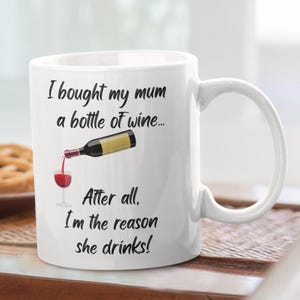 Cadeau pour la fête des mères « J'ai acheté une bouteille de vin à ma mère après tout, c'est parce qu'elle boit ! Mug fête des mères, Mug drôle pour maman, Mug fête des mères