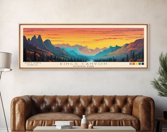 Pode incluir: Um pôster de estilo vintage que apresenta uma vista panorâmica do Parque Nacional Kings Canyon na Califórnia. O pôster representa uma cordilheira com um rio serpenteando pelo vale. O céu é de um laranja e amarelo vibrantes, com nuvens à distância. O texto "Kings Canyon National Park" está impresso em negrito na parte inferior do pôster.