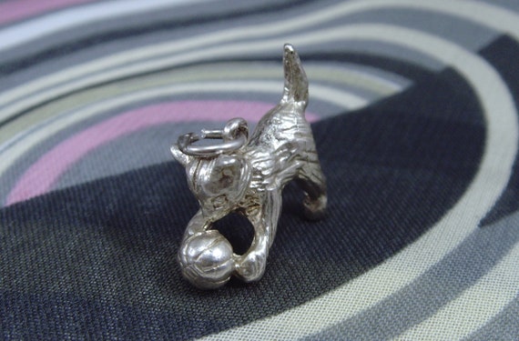 Vintage 1970s Cat and wool / ball silver  charm - image 3