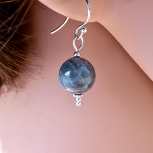 Orecchini pendenti in argento sterling con pietra preziosa di labradorite e riflessi blu. Realizzati a mano in argento sterling massiccio. 12 mm.