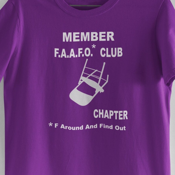 MEMBRE Fuk.A.A.F.O. CLUB avec T-shirt unisexe à manches courtes imprimé chaise pliée endommagée, commémorant la bagarre de Montgomery, ajoutez votre ville/état