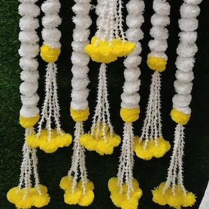 Weiß, Gelbe Ringelblumen-Girlande mit Rohr-Rosen-Bündel-Behang: Perfekt für indische Hochzeiten, Tempel, Bühnen, Diwali, Mehendi Haldi-Dekor