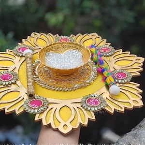 Haldi Mehndi Thali: Plato de Pooja de madera MDF con loto y cuenco