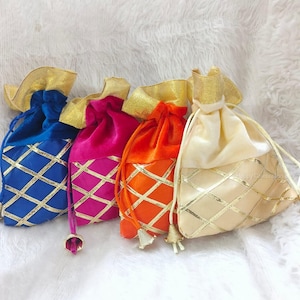 Elegante bestickte Potli Samttasche | Traditionelle Braut Kordelzugbeutel | Perfektes Geschenk für Sie | Gota Patti Hochzeit Gunsten Potli Taschen, Batwa