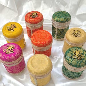 Caja de regalo de boda con brocado: acero inoxidable Shagun Bhaji Dabba