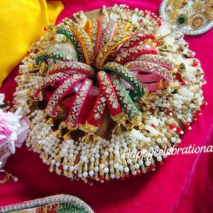 シルク糸のクンダンバングル - 2個ペア、フェスティバルコレクションのベビーシャワーギフト、メヘンディやサンギートの記念品に最適なボリウッドタッセルチュダ