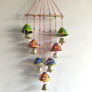 Campana colgante colorida y artesanal: carillón de viento étnico indio con campanas de metal pintadas para el hogar, el balcón y la decoración festiva.