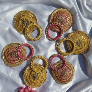 Decoratieve Gota Patti mini-potli en lifafa-enveloppen met motieven, ginnitassen met shagun-munt, Haldi Mehendi-retourbedankjes voor bruiloft
