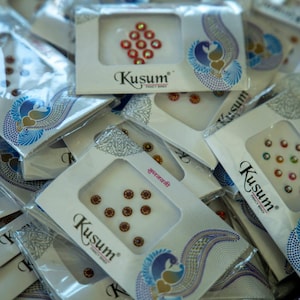 Bindis coloridos para regalos de boda, artículos de recuerdo para damas Mehandi Haldi Sangeet, regalo para mujeres, regalos de cultura hindú Karvachauth