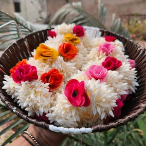 Joyería floral nupcial Gajra con rosa, soporte para mogra (Chameli) del sur de la India, brazalete/puño floral Haldi, envío gratuito
