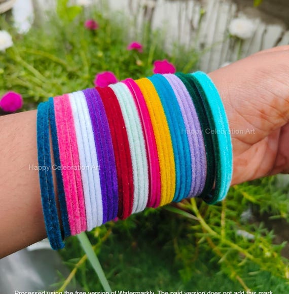 マルチカラー ベルベット バングル セット: インドの Chudiya、Haldi