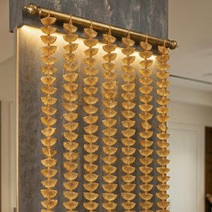 Gota bloemenslinger van gouden kleur voor Indiase\Punjabi\Pakistaanse bruiloft, Haldi, Nikah, Heena, feest, feestelijke decoratie en muurachtergrond