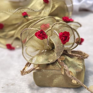 Emballage de roses en tissu doré avec ficelle de feuilles