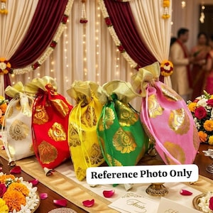 Può includere: Cinque sacchetti regalo con coulisse in bianco, rosso, giallo, verde e rosa, ognuno caratterizzato da un motivo floreale in oro metallizzato. I sacchetti sono disposti in fila, chiusi in alto con lacci in tessuto abbinati, mostrando un design uniforme.