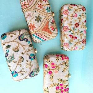 Cartera de mano con bordado floral en color blanco roto para mujer, moderna, con correa para el hombro con lentejuelas, para bodas, fiestas de noche y ropa étnica