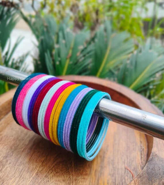 マルチカラー ベルベット バングル セット: インドの Chudiya、Haldi