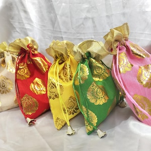 Può includere: Una collezione di sacchetti colorati con coulisse in rosso, giallo, verde e rosa. Ogni sacchetto presenta un motivo floreale dorato e un cordoncino in nastro dorato. I sacchetti sono legati con un nastro dorato e rifiniti con una piccola campana dorata.