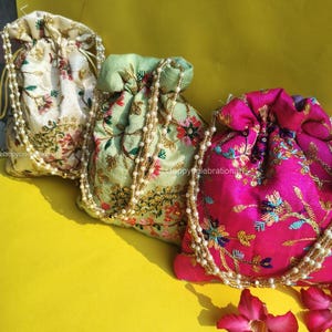 Bolsa potli de seda bordada a mano: bolsa de recuerdo de boda india